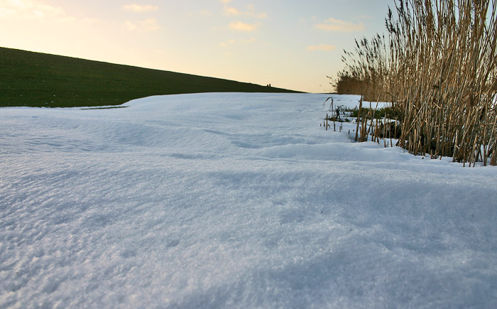 Schneewehe am Deichfu&szlig;