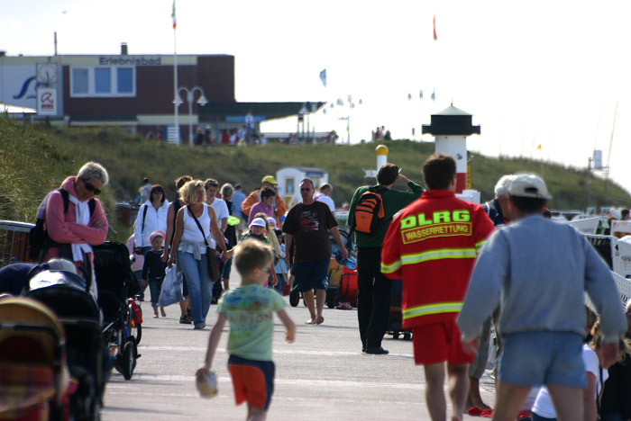 Hochbetrieb auf der Strandmauer