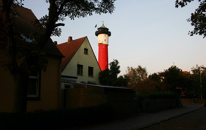 Blick aus der Bahnhofstra&szlig;e zum Alten Leuchtturm