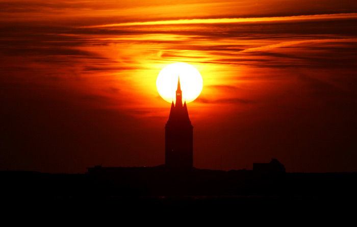 Untergehende Sonne und Westturm
