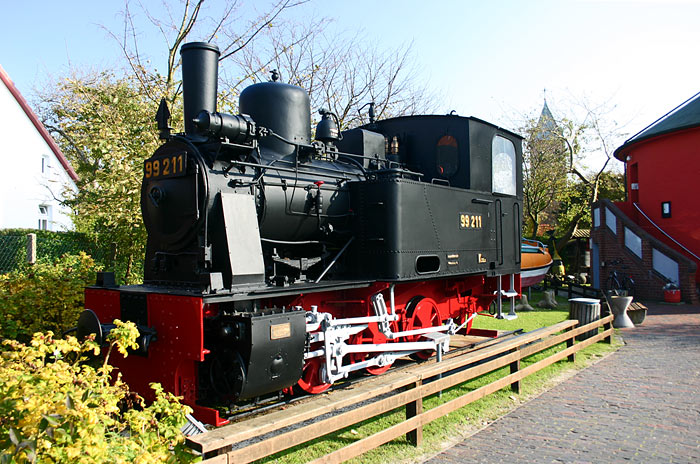 Dampflok 99 211 vor dem Leuchtturm