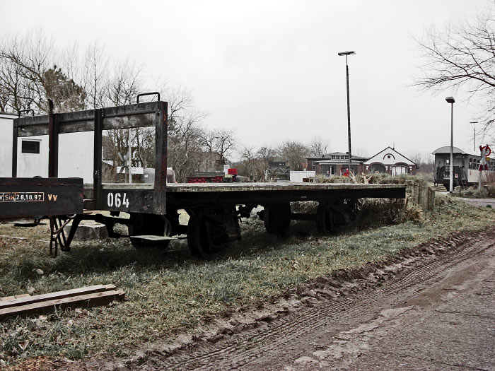 Abgestellter Flachwagen 63 064
