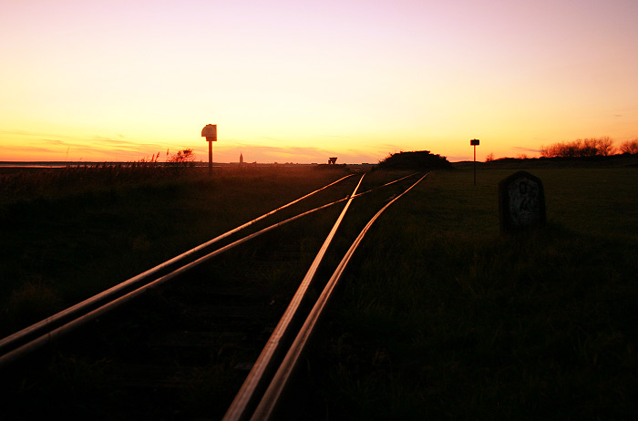 Deichvorland mit Inselbahn-Gleisen