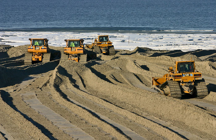 Planierraupen am Strand