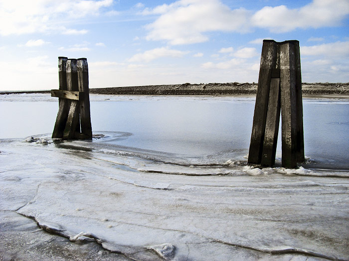 Eisdecke im Hafenbecken
