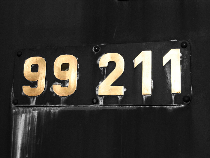 Lokschild der ehemaligen Dampflok &raquo;99&nbsp;211&laquo;