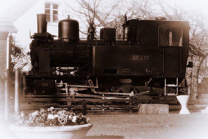 Lok 99&nbsp;211 vor dem Leuchtturm