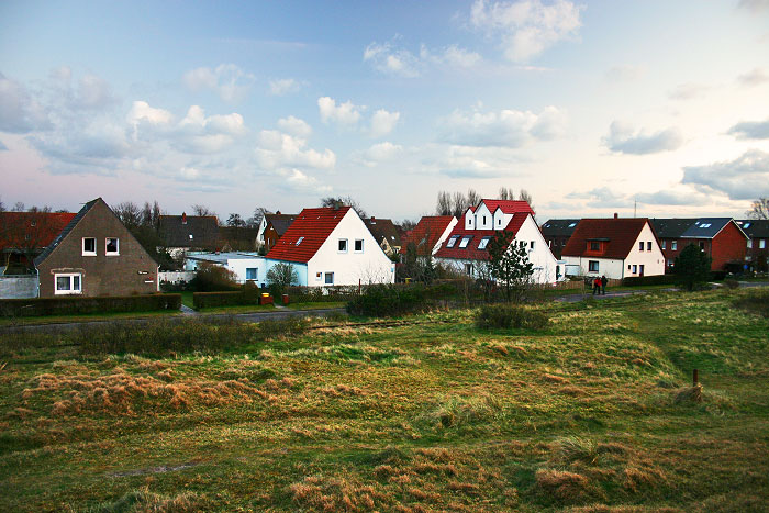Siedlerstra&szlig;e am Abend