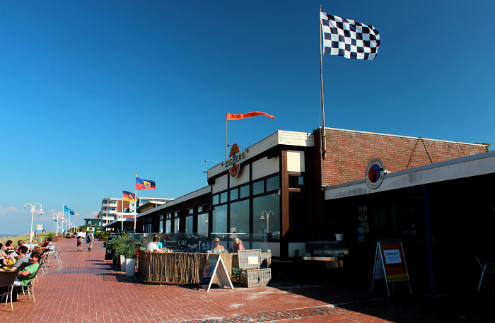 Westliche Strandpromenade im Hochsommer