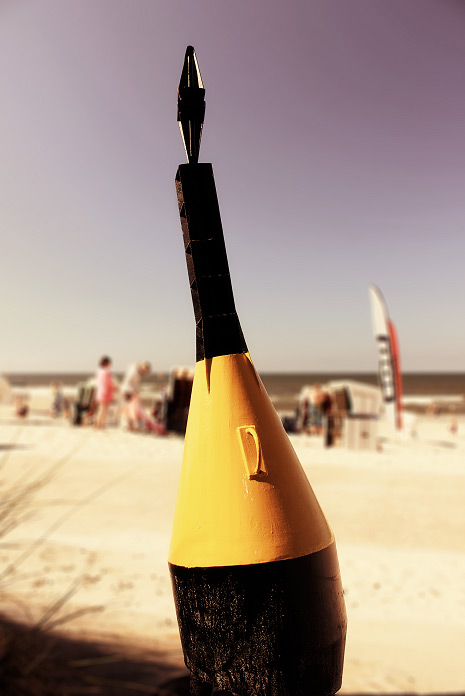 Kardinaltonne an der Strandkorbhalle