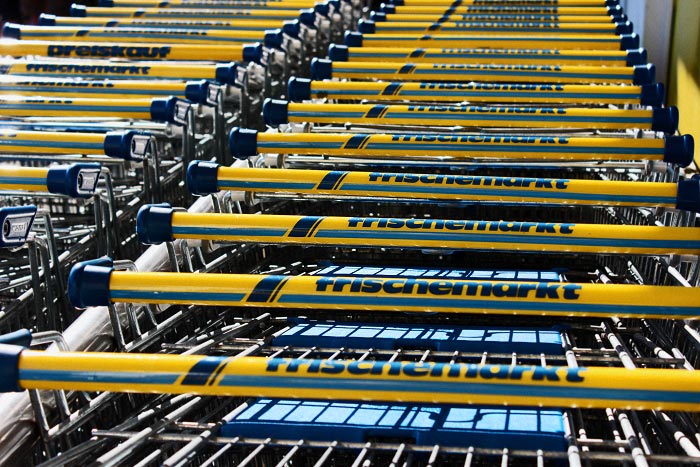Einkaufswagenparade vorm Edeka Frischemarkt
