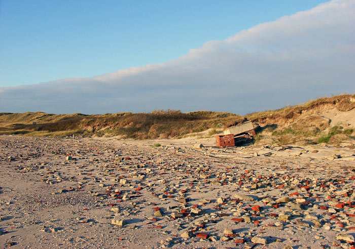 Steintr&uuml;mmer und Bunkerreste im Osten