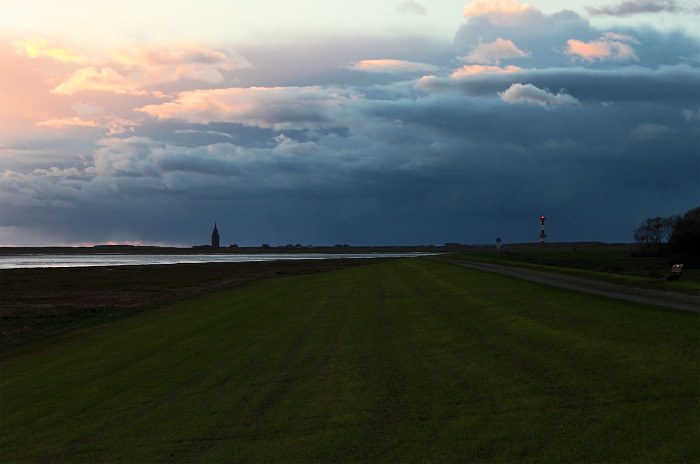 Deich in der Abendd&auml;mmerung