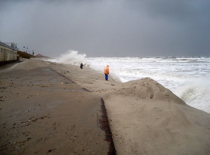 Schaulustige w&auml;hrend der Sturmflut
