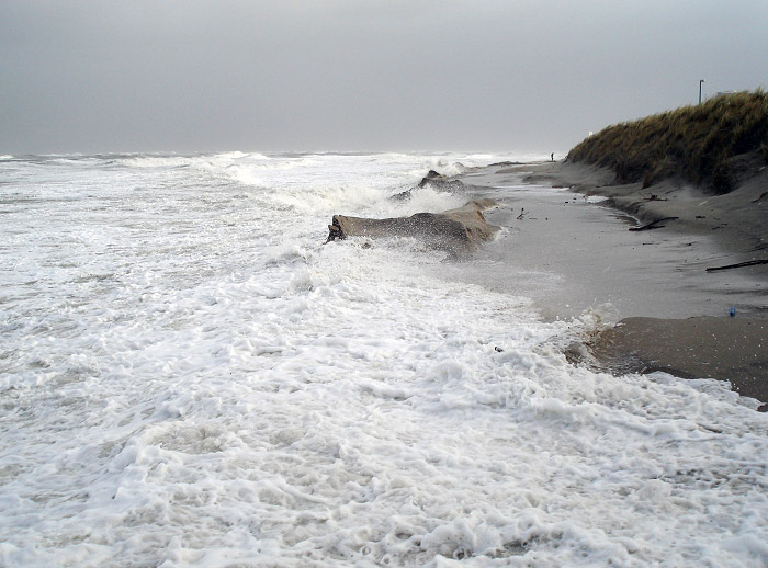 Strandmauer unterhalb des Kurmittelhauses