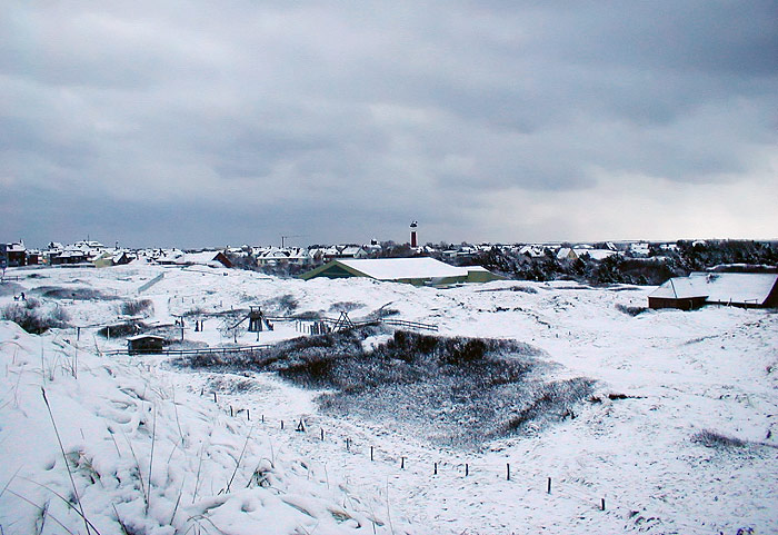 Verschneites Inseldorf
