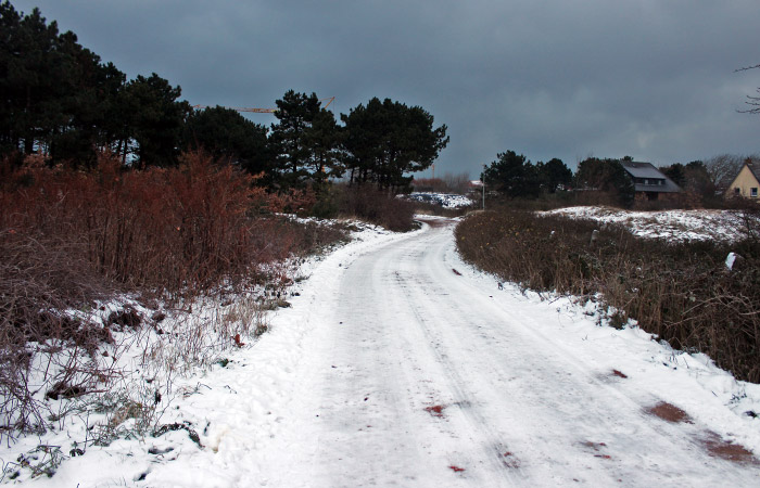 Weg vom Deich zur Stra&szlig;e zum Westen