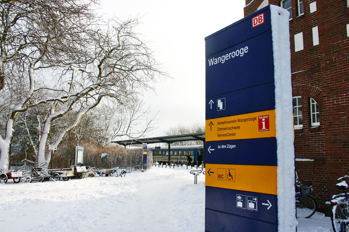 DB-Wegeiser am Bahnhof