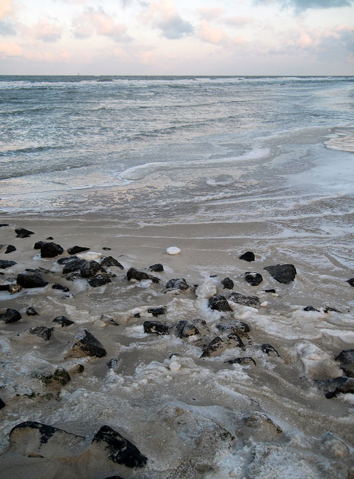 Eisablagerungen an der Buhne