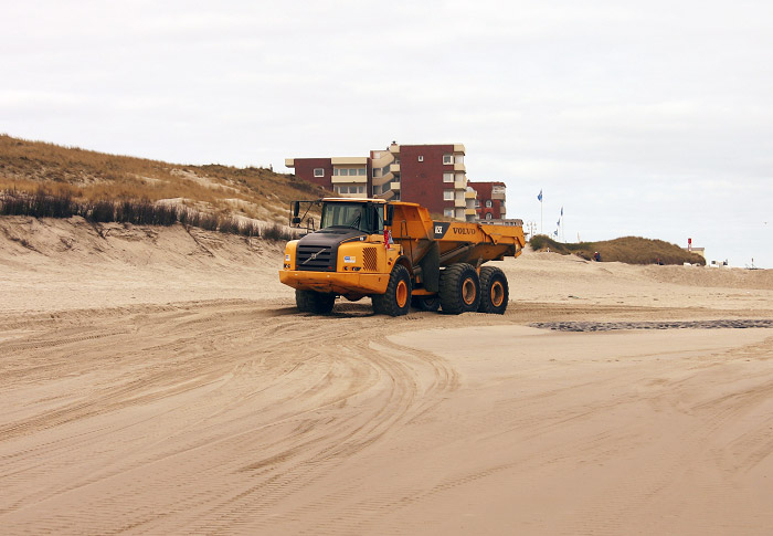 Volvo A25E am Strand