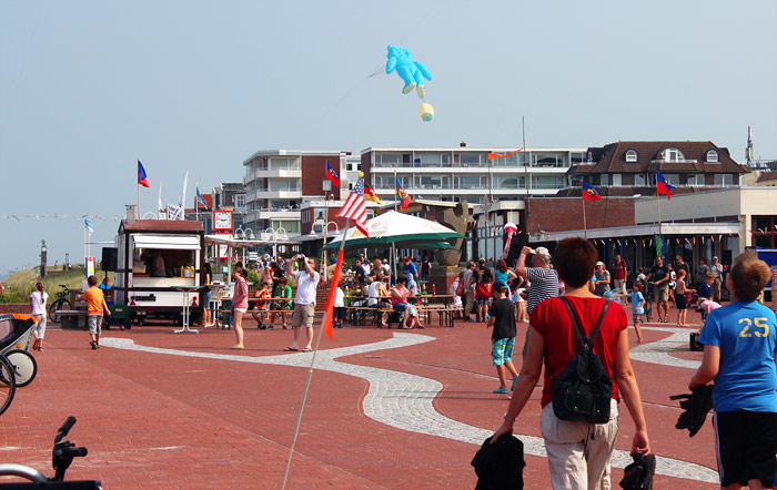 Platz am Meer w&auml;hrend des Drachenfestes