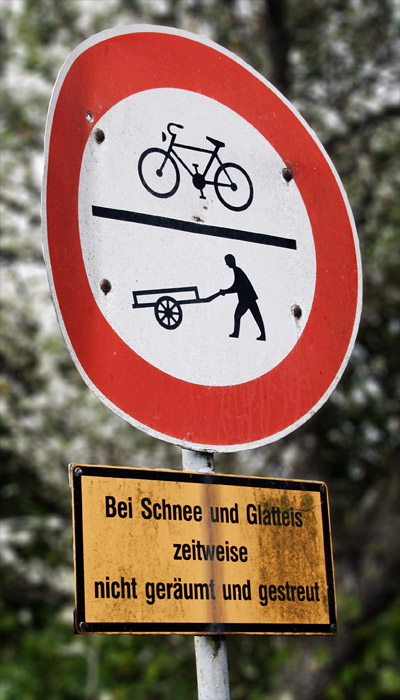 Verkehrszeichen am Bahnsteig