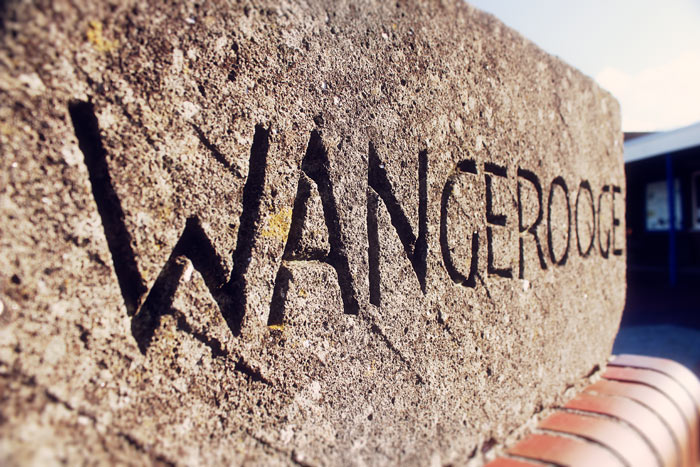 Inschrift am Fu&szlig; des Navigators