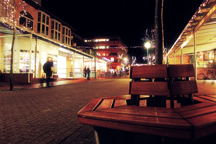 Dorfstra&szlig;e am Abend