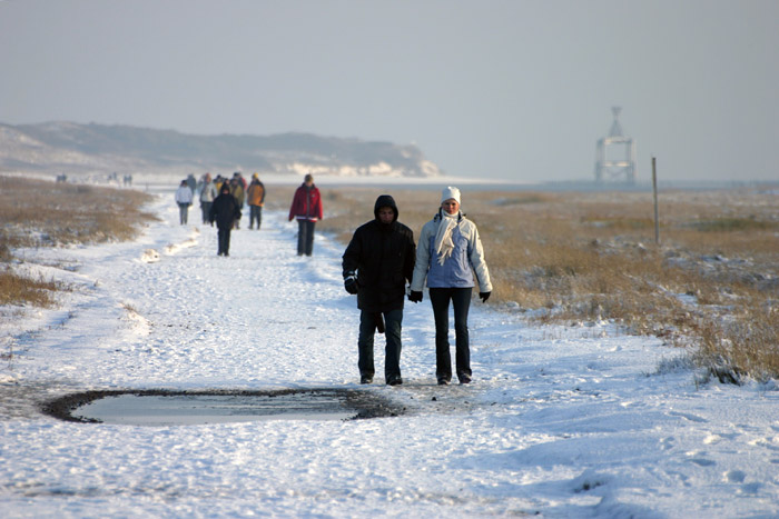 Spazierg&auml;nger auf dem Weg zum Ostende