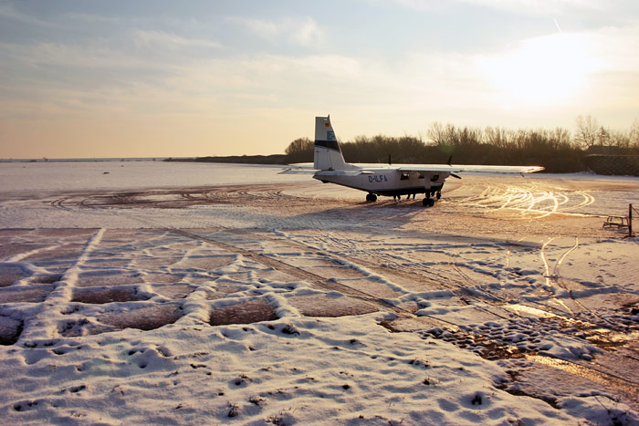 Schneebedecktes Vorfeld