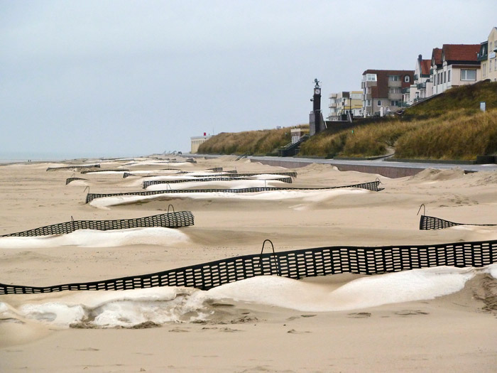 Sandfangz&auml;une am Hauptstrand
