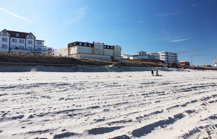 Reifenspuren am Strand