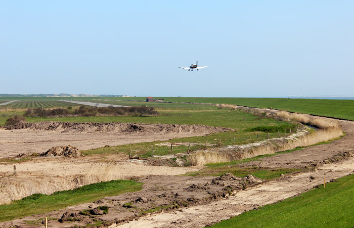 Flugzeuglandung im Ostinnengroden
