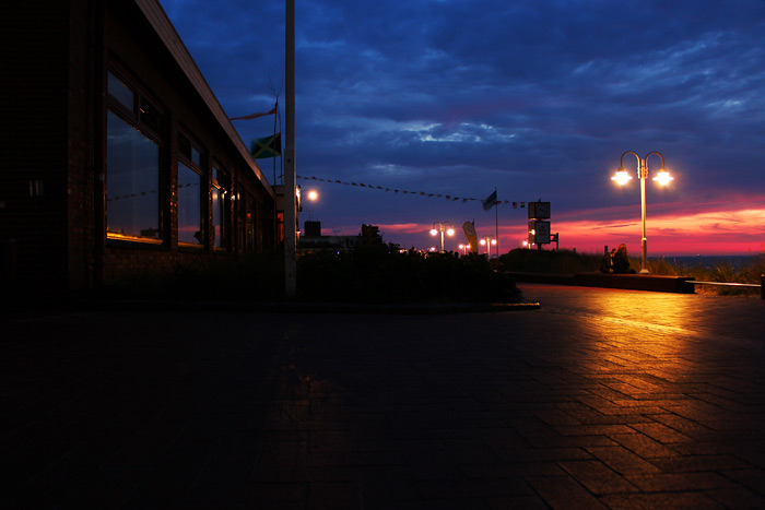Strandpromenade im D&auml;mmerlicht