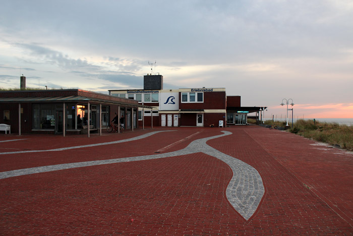 Platz am Meer mit Kurmittelhaus