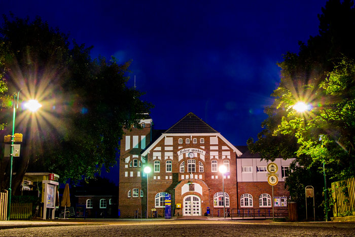 N&auml;chtlicher Bahnhof im Dorf