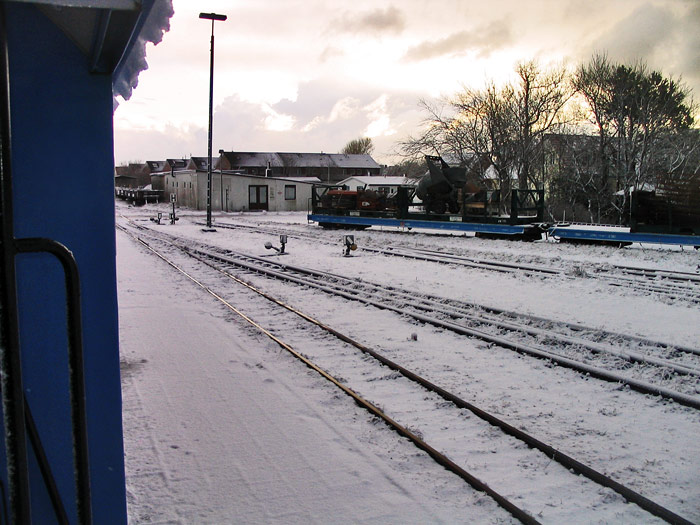 Schnee auf den Gleisen am Bahnhof
