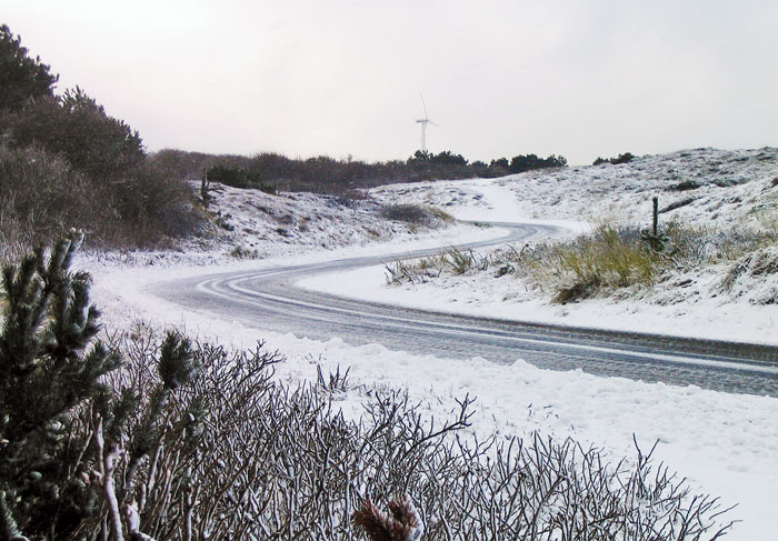 Schneematsch auf der Stra&szlig;e zum Westen