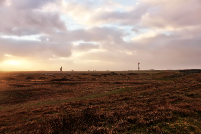 Blick auf Deichvorland, Westturm und Leuchtturm