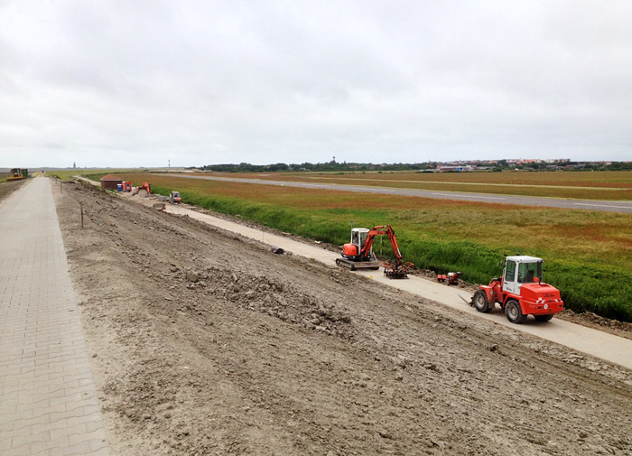 Bau des Deichverteidigungswegs