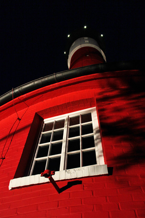Alter Leuchtturm bei Nacht