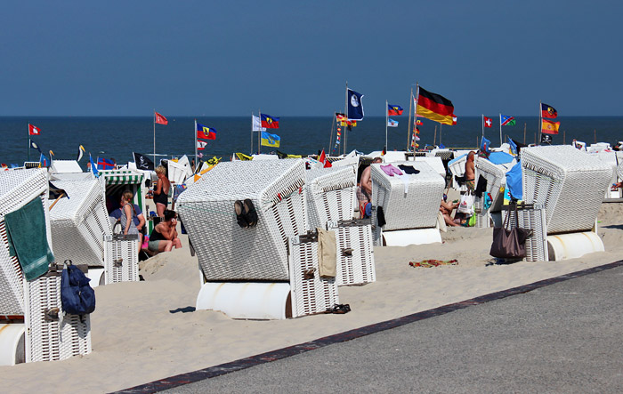 Flaggenparade am Bade- und Burgenstrand