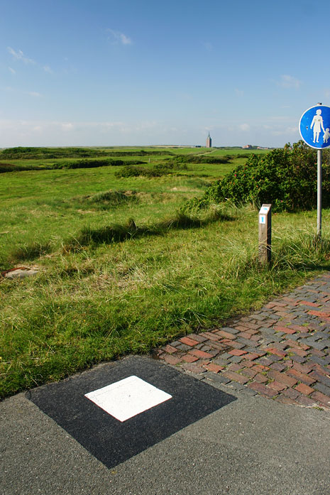 Wei&szlig;e Markierung auf der Stra&szlig;e zum Westen