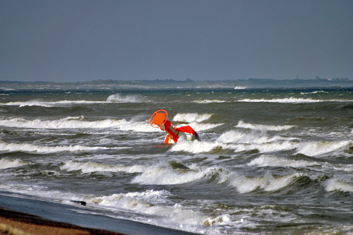 Ansteuerungstonne in der Brandung