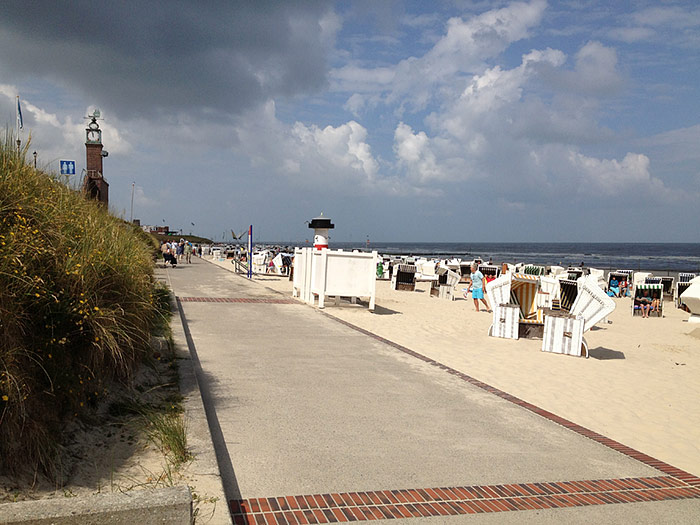 An der Strandmauer