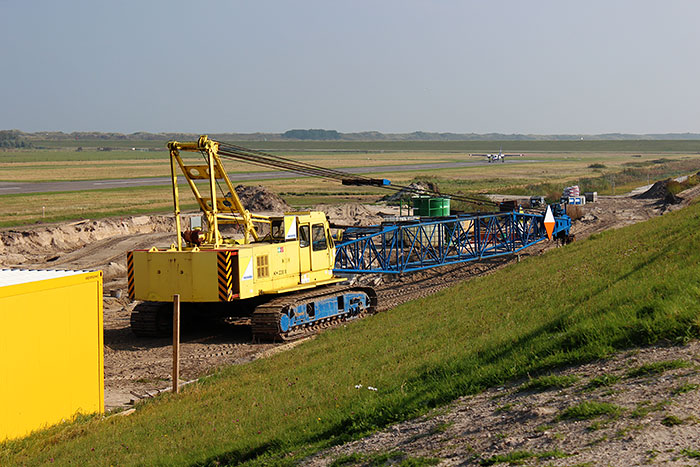 Hitachi KH 230 Raupenkran am Deich