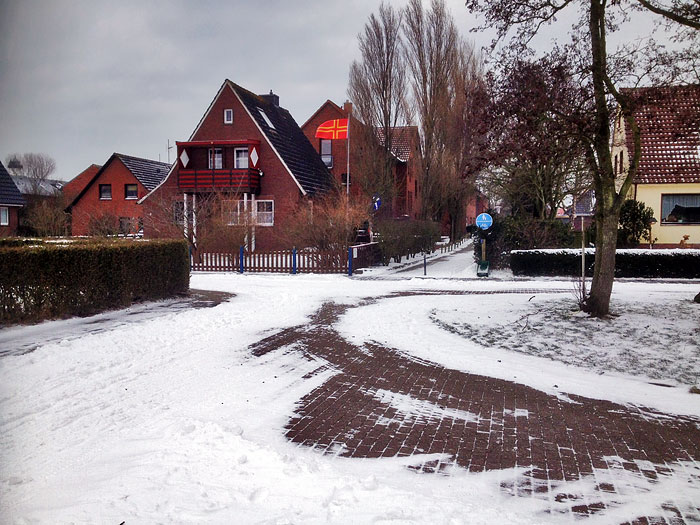 Verschneites Inseldorf
