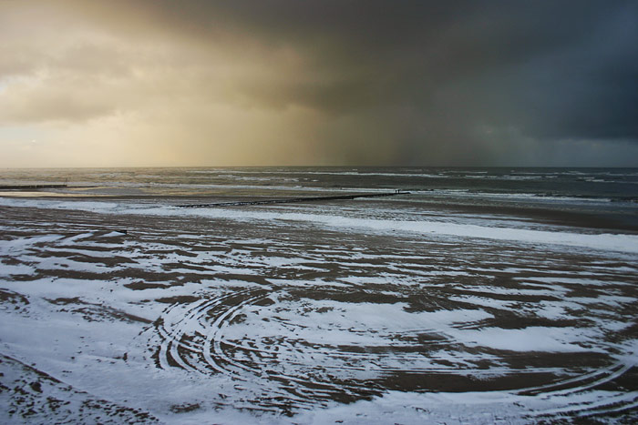 Schneewolken über dem Meer