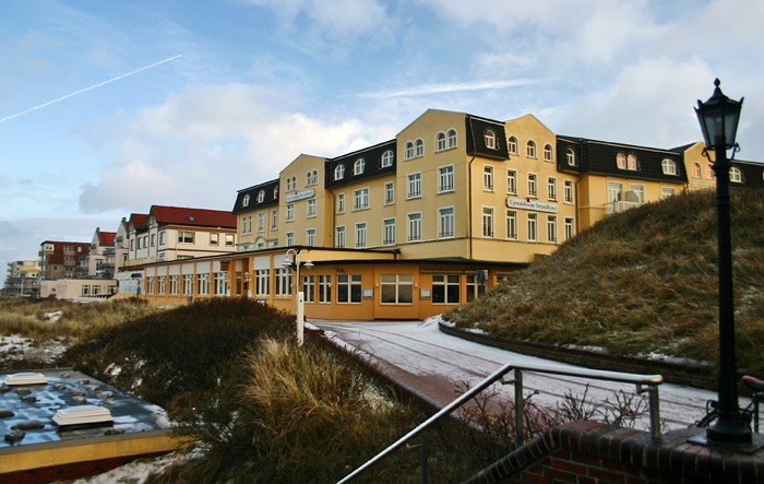 Strandhotel Upstalsboom an der Strandpromenade