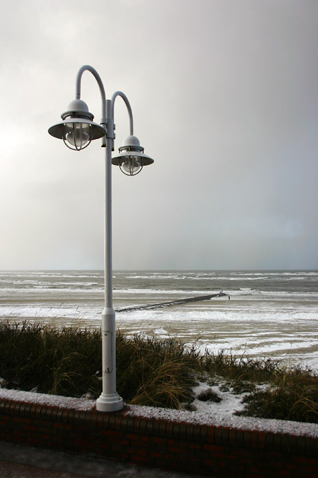 Stra&szlig;enlaterne an der Strandpromenade